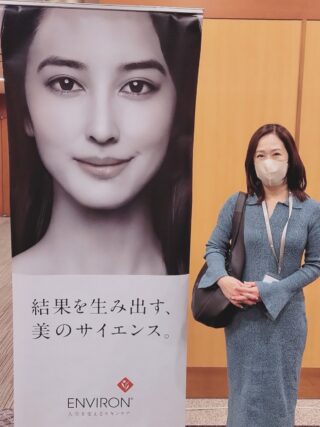 @m.clinic_official 

先日、院長がエンビロンの勉強会に参加してきました✨

最新のスキンケア知識や症例についてしっかり学び、より質の高い美容医療をお届けできるよう日々アップデートしています📚

ちなみに院長自身もエンビロンの「シークエンスシリーズ」を愛用中🥰
日々のケアに取り入れることで、肌のコンディションをしっかりキープしています◎

実際に使っているからこそ分かるリアルな使用感や効果も、ぜひお気軽にご相談ください❣️

これからも皆さまに安心して通っていただけるよう、スタッフ一同学び続けてまいります🌿

エムクリニックではドクターズコスメやサプリメントのご購入のみでのご来院も可能です✨
気になる方はお電話よりご予約くださいませ😊

皆様のご来院心よりお待ちしております🩵

#エンビロン #ドクターズコスメ #大阪美容皮膚科 #美容皮膚科 #エンビロン梅田